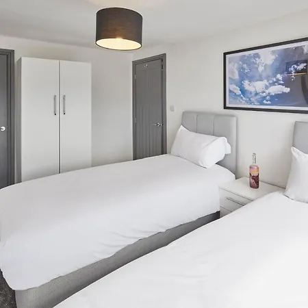 Host & - Layland Skelton (North Yorkshire)